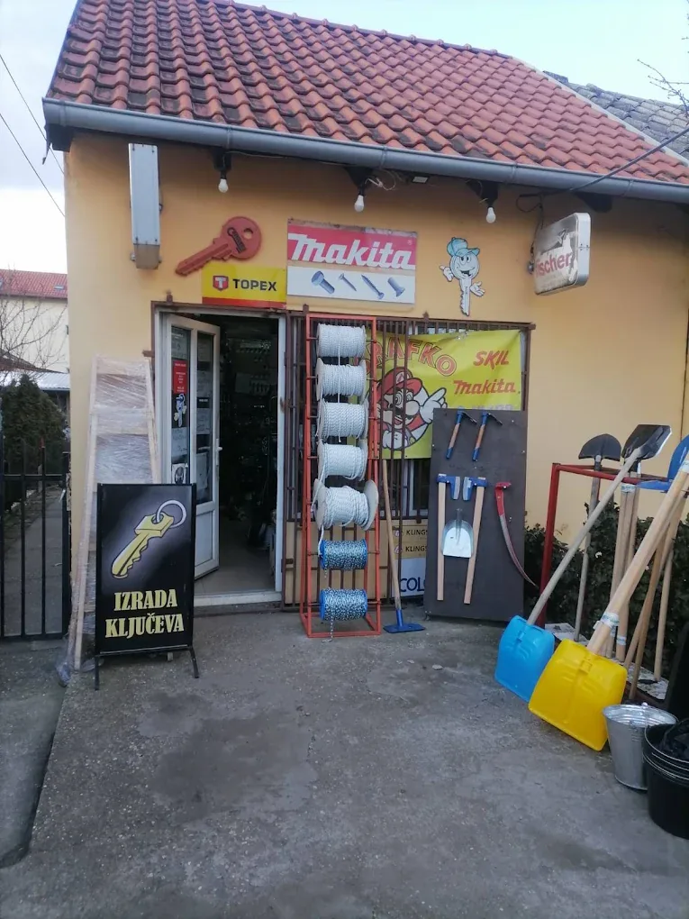 Ulaz u radnju Šrafko Steel u Borči, sa istaknutom tablom za izradu ključeva